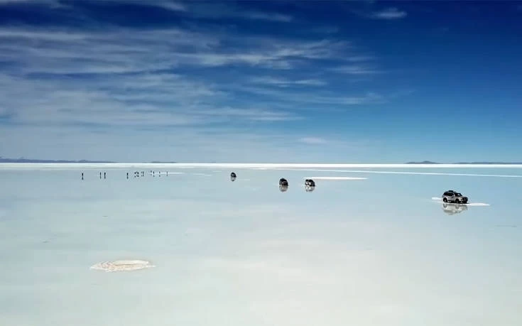 Απίστευτη οφθαλμαπάτη: Έρημος από αλάτι πλημμύρισε και μοιάζει με… γιγάντιο καθρέφτη (βίντεο)